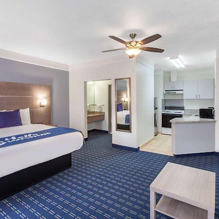 Days Inn & Suites By Wyndham Webster Nasa-Clearlake-Houston Exterior photo