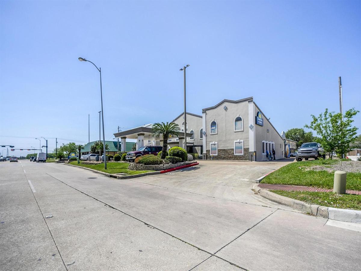 Days Inn & Suites By Wyndham Webster Nasa-Clearlake-Houston Exterior photo
