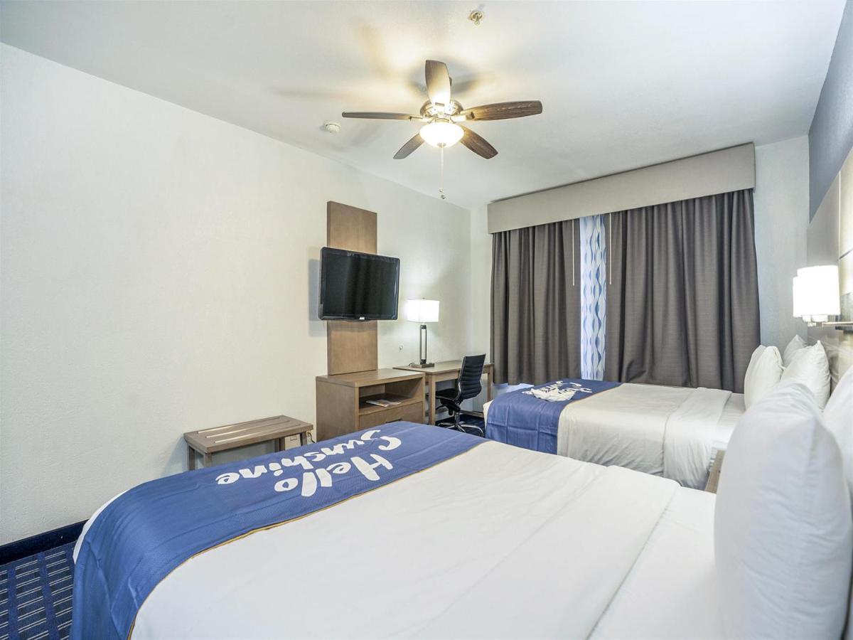 Days Inn & Suites By Wyndham Webster Nasa-Clearlake-Houston Exterior photo