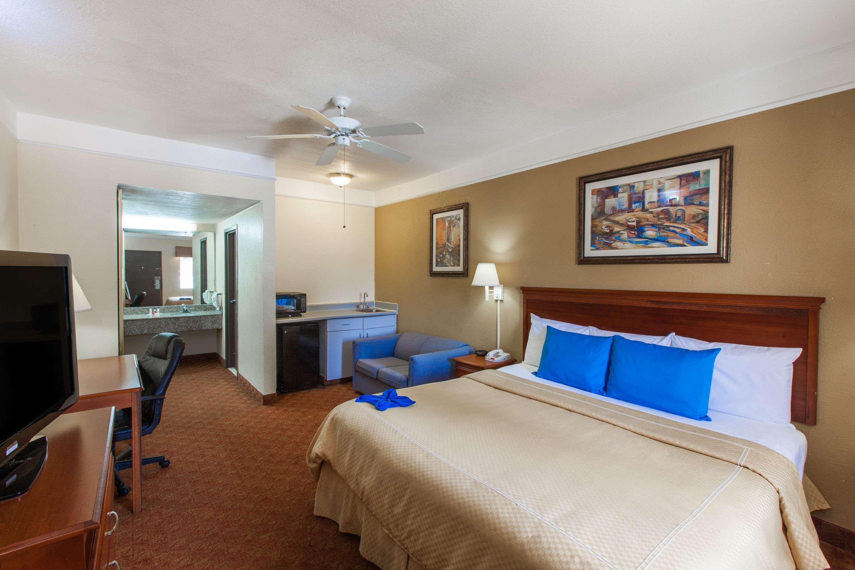 Days Inn & Suites By Wyndham Webster Nasa-Clearlake-Houston Exterior photo