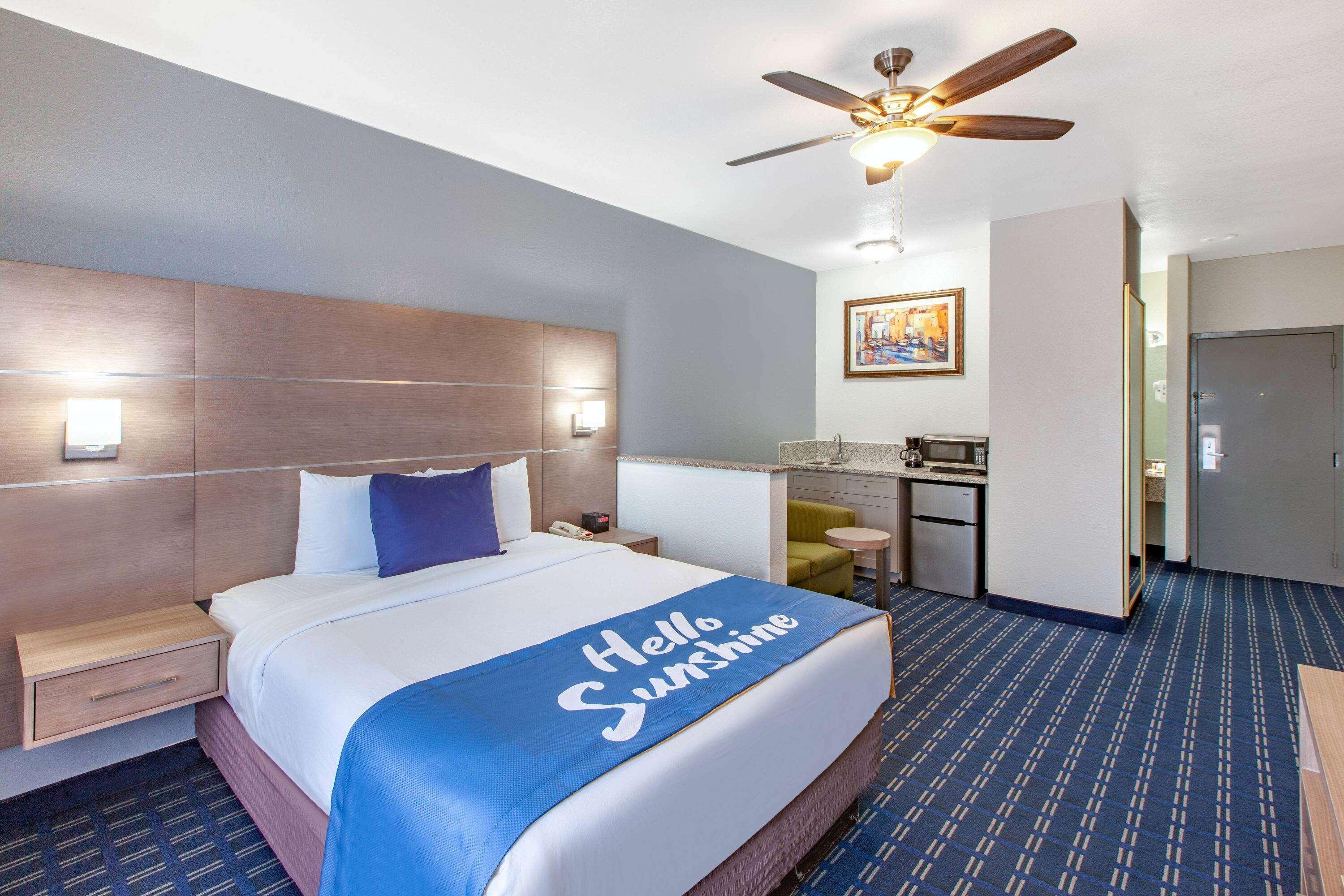 Days Inn & Suites By Wyndham Webster Nasa-Clearlake-Houston Exterior photo