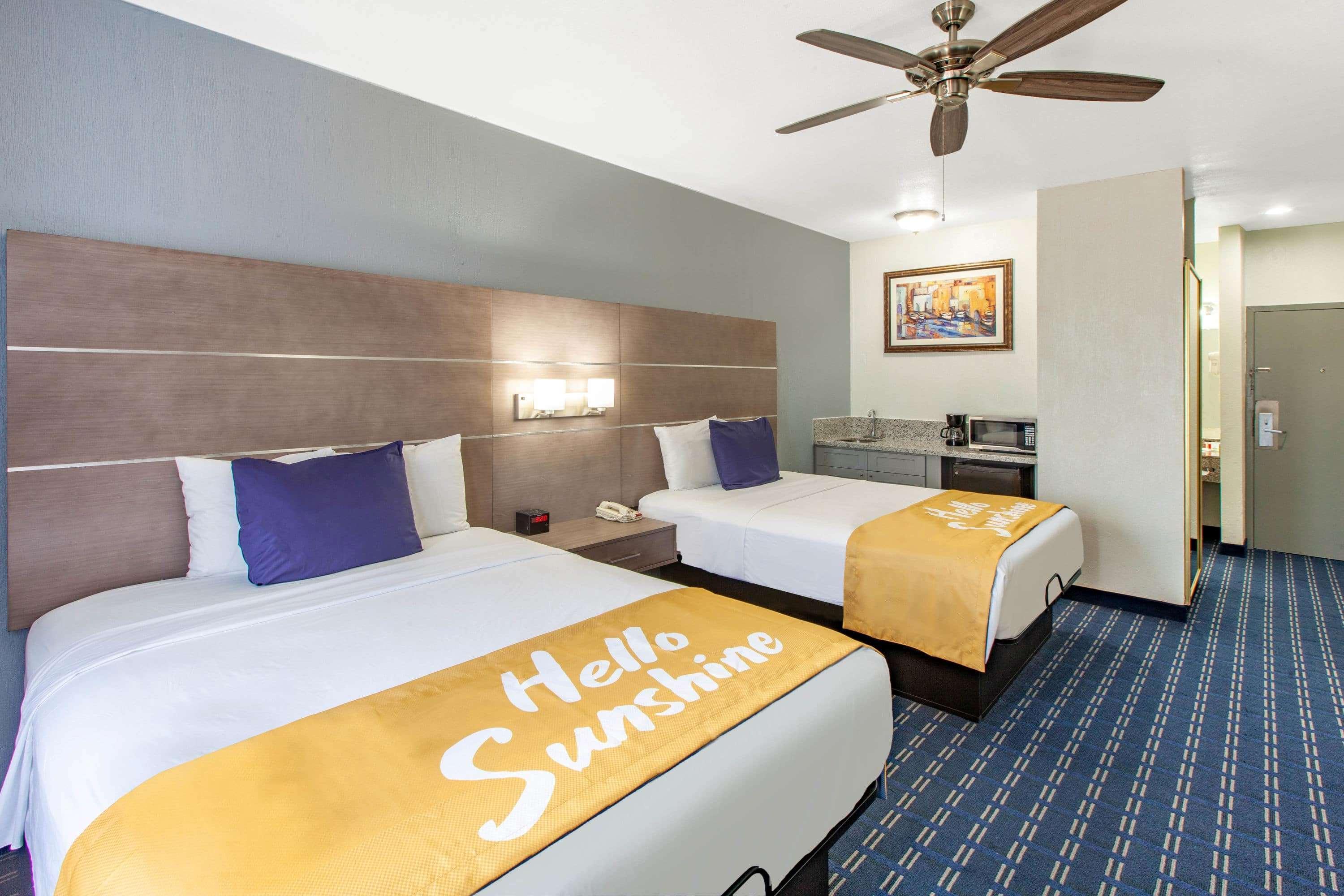 Days Inn & Suites By Wyndham Webster Nasa-Clearlake-Houston Exterior photo