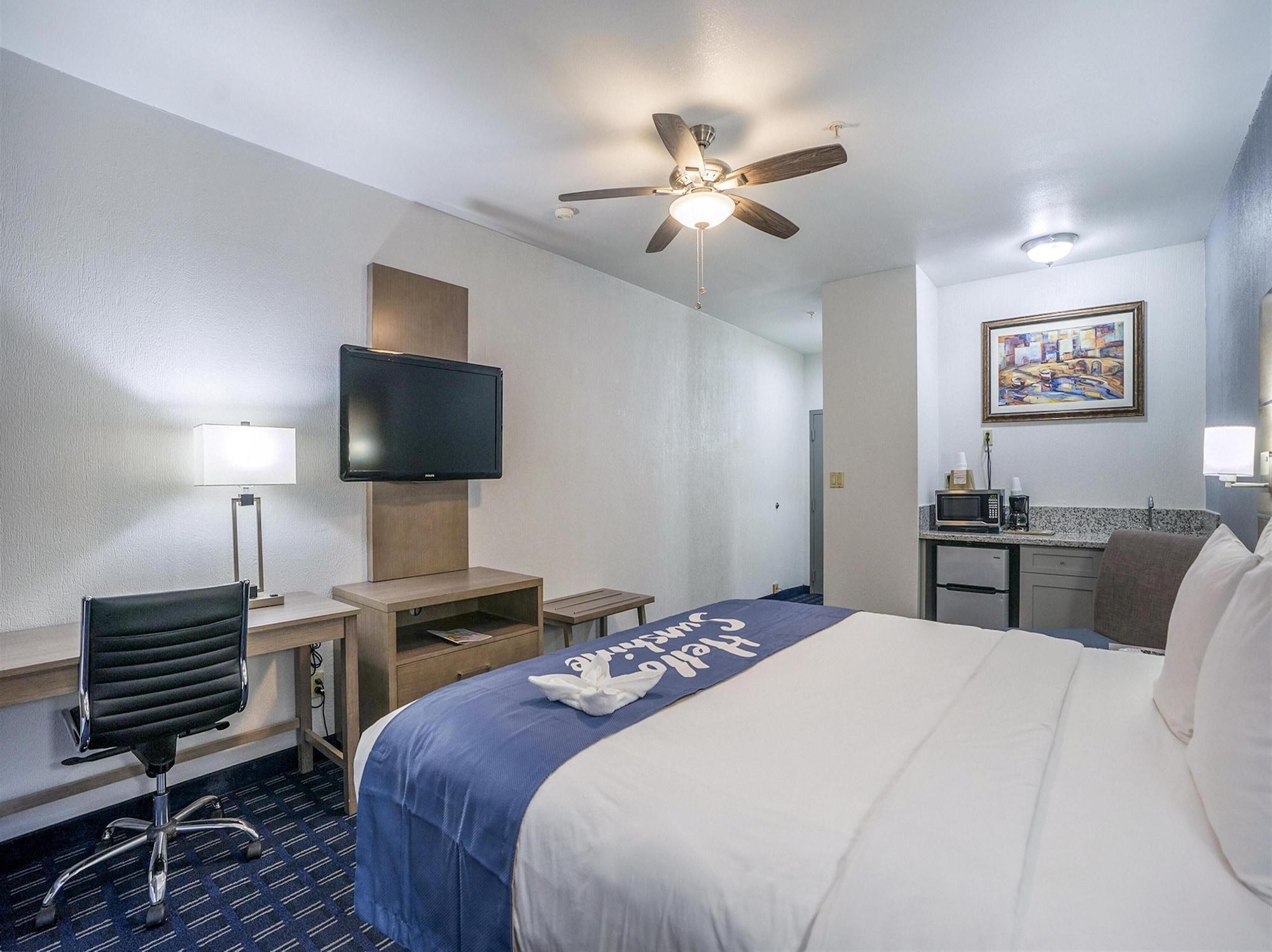 Days Inn & Suites By Wyndham Webster Nasa-Clearlake-Houston Exterior photo