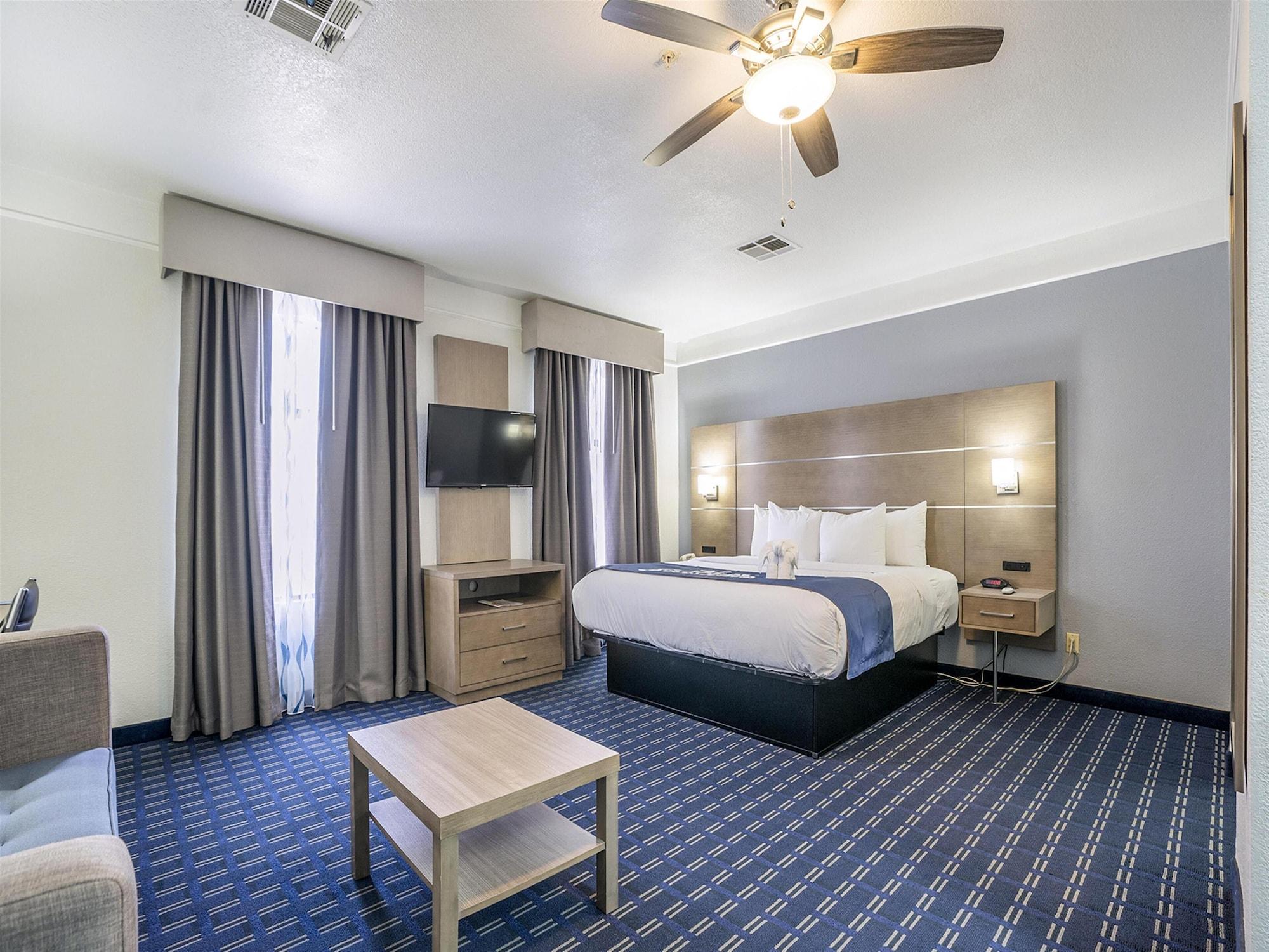Days Inn & Suites By Wyndham Webster Nasa-Clearlake-Houston Exterior photo